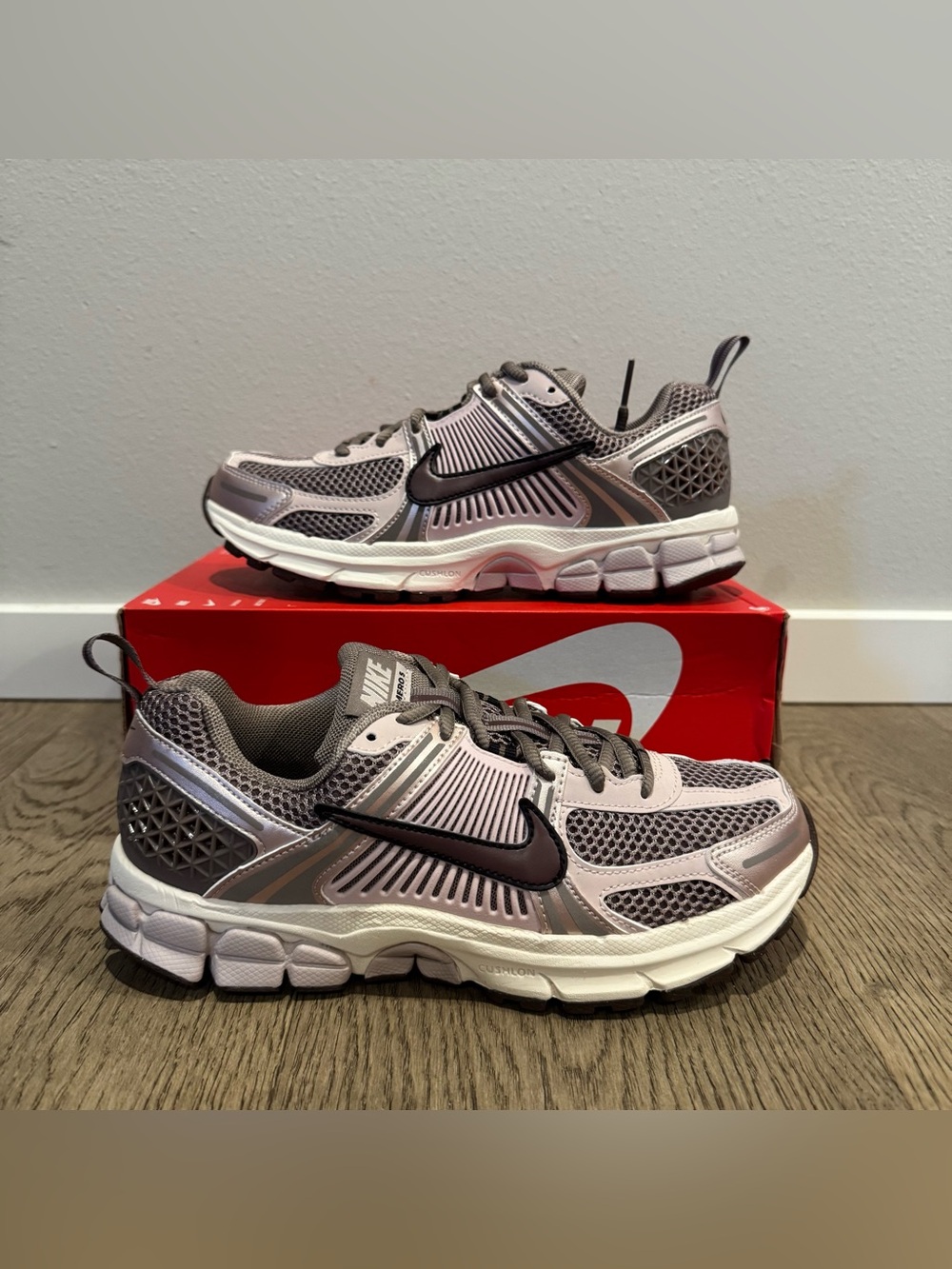 Nike Vomero 5 Taupe Haze Silt Red
